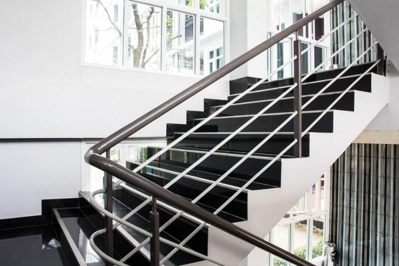 Fabrication d'un escalier en inox &agrave; Rigney, l'alli&eacute; de votre int&eacute;rieur